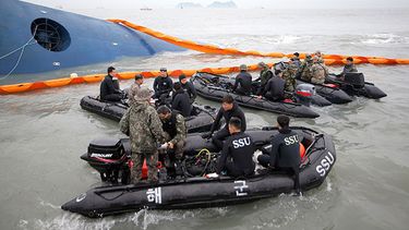 Miembros del equipo de rescate tratan de socorrer a los pasajeros del ferry que naufragó en las costas de Corea del Sur. (AP Photo/Yonhap)