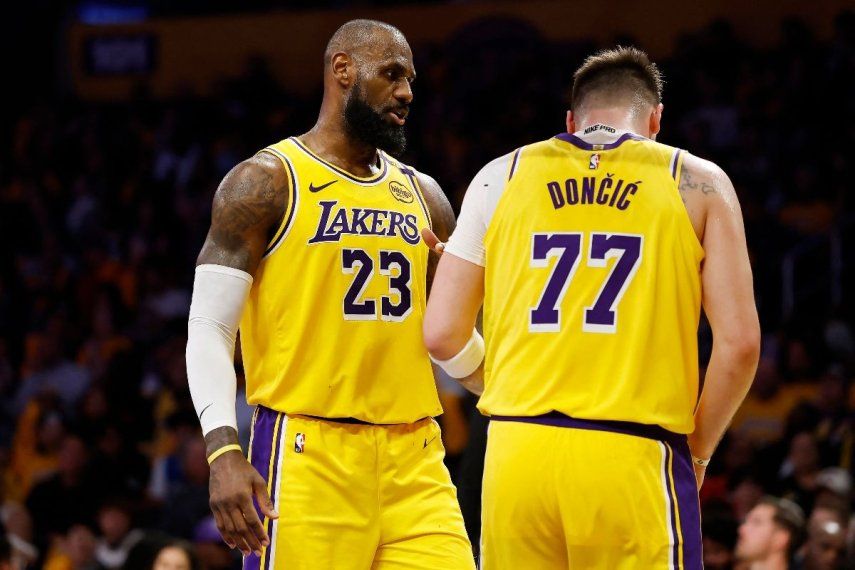 LeBron James #23 y Luka Doncic #77 de Los Angeles Lakers reaccionan después de que Doncic recibiera una falta durante el tercer cuarto en el Crypto.com Arena el 10 de febrero de 2025 en Los Ángeles, California.&nbsp;