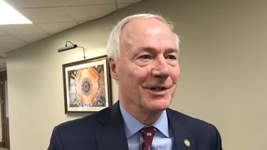 El gobernador republicano de Arkansas Asa Hutchinson habla con la prensa en Little Rock, Arkansas, el lunes 13 de enero de 2020 tras hablar con una comisi&oacute;n legislativa sobre su decisi&oacute;n de aceptar a nuevos refugiados.&nbsp;