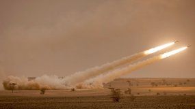 Los lanzadores del Sistema de Cohetes de Artillería de Alta Movilidad (HIMARS) M142 de Estados Unidos disparan salvas durante un ejercicio militar en el sureste de Marruecos.