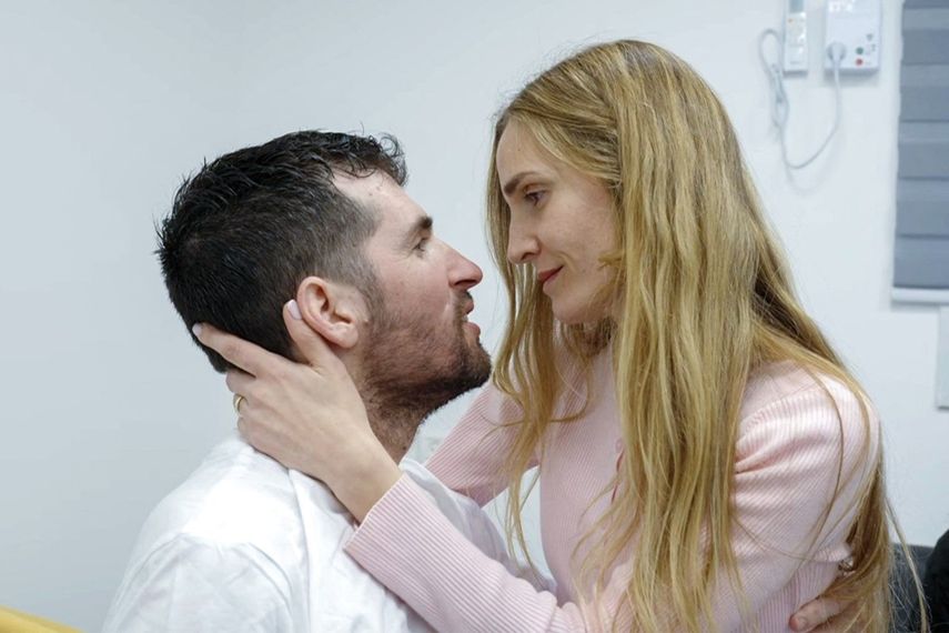 Esta fotografía publicada por el ejército israelí muestra al rehén Sagui Dekel Chen reunido con su esposa en un lugar no especificado en Israel el 15 de febrero de 2025.