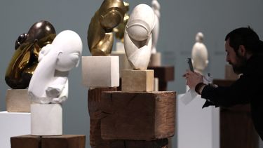 Un visitante toma una fotografía de las obras del artista rumano Constantin Brancusi durante la vista previa para la prensa de la retrospectiva celebrada en el Centro Pompidou en París el 26 de marzo de 2024. &nbsp;