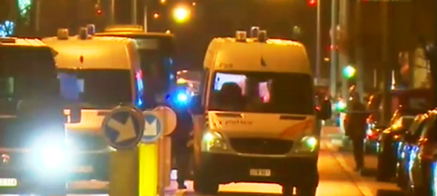 Dos personas han muerto y una tercera ha resultado herida en la intervención policial contra un presunto grupo terrorista, que acabó también con varias personas detenidas, aunque por el momento la Fiscalía belga no ha confirmado la cifra de fallecidos