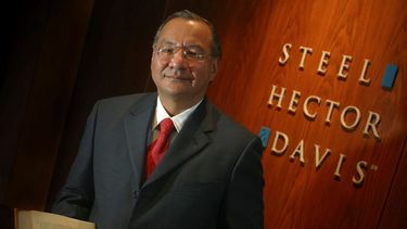 Manuel Rocha posa para una fotografía en el bufete de abogados Steel Hector & Davis, en enero de 2003, en Miami.
