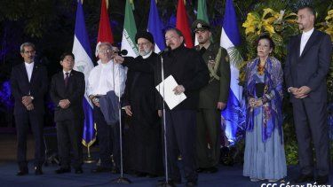 Por de Nicaragua, Daniel Ortega en el centro pronunciando un discurso junto al presidente de Irán, Ebrahim Raisi.&nbsp;