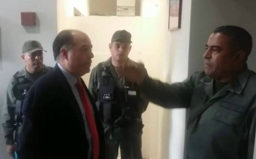 El coronel Bladimir Lugo (derecha),&nbsp;protagonizó recientemente un fuerte atropello contra el presidente del Parlamento venezolano, Julio Borges.