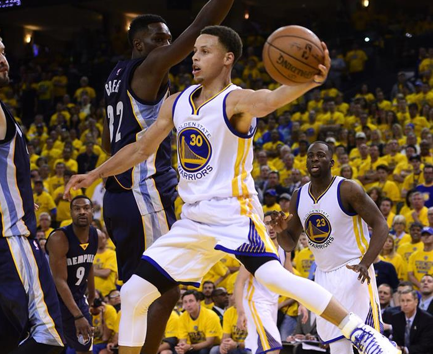 Stephen Curry y los Warriors de Golden State están peleando por un cupo en las finales de la Conferencia del Oeste contra los Grizzlies de Memphis. EFE