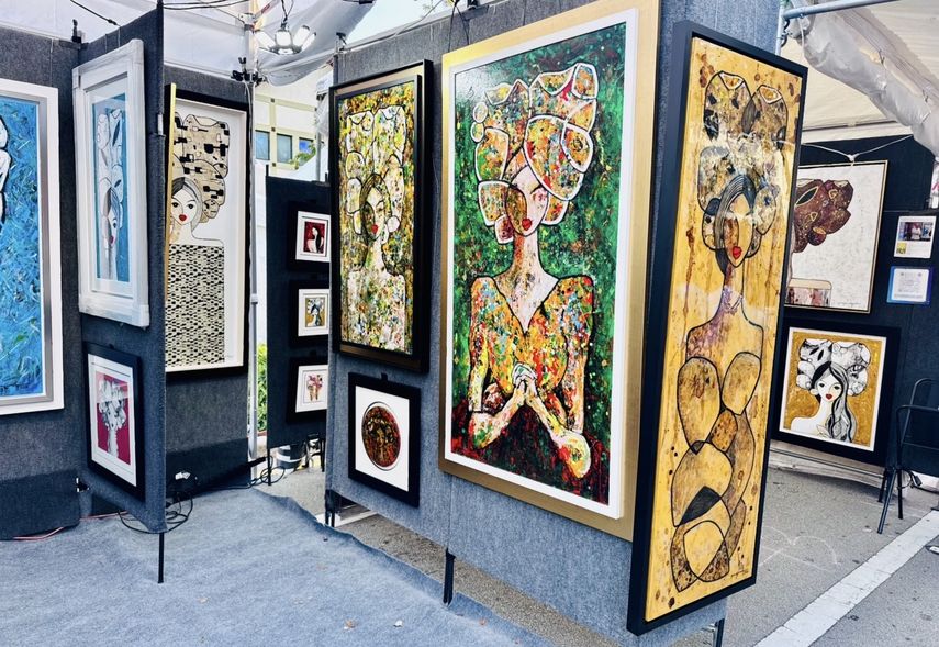 Obras de arte contemporáneo expuestas en uno de los espacios dedicados a artistas visuales.