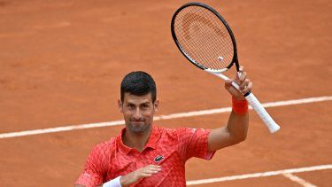 El serbio Novak Djokovic celebra el triunfo en el Masters 1000 de Roma que lo amerita clasificarse a Cuartos de Final