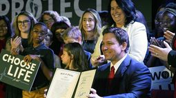 Ron DeSantis firma ley que prohibe el aborto después de las 15 semanas.&nbsp;