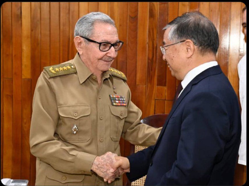 &nbsp;Raúl Castro Ruz recibió a Li Shulei, miembro del Buró Político y del Secretariado y jefe del Departamento de Propaganda del Comité Central del Partido Comunista de China.