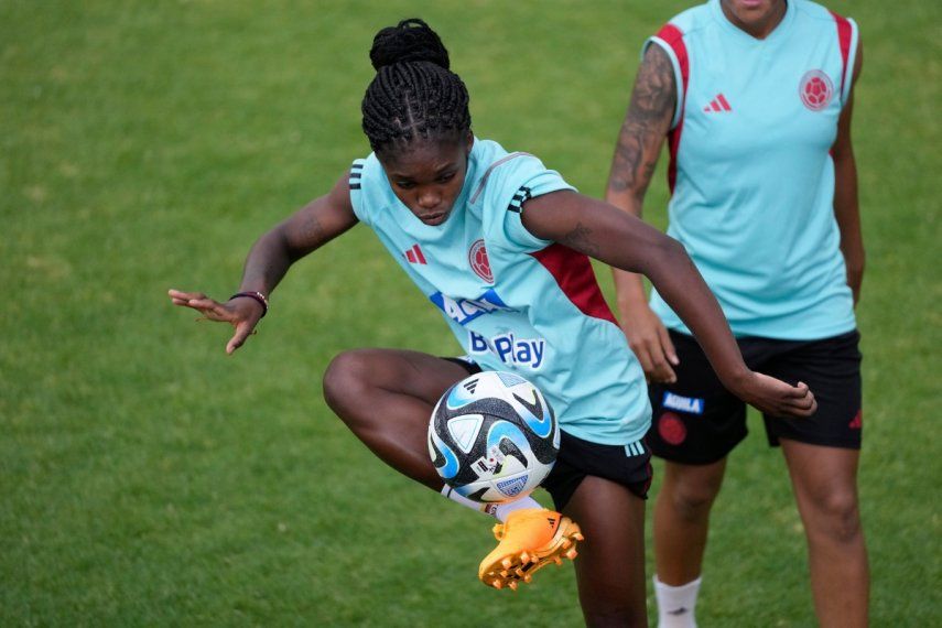 Linda Caicedo, de la selección de Colombia, controla un balón en un entrenamiento en Bogotá, el jueves 6 de julio de 2023. Durante un duelo ante Irlanda se debió suspender el partido en la primera mitad&nbsp;