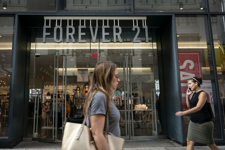 Imagen de la entrada a una de las tiendas de la cadena minorista Forever 21, dedicada principalmente al mercado de jóvenes.