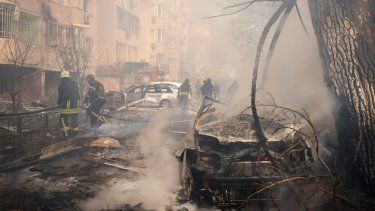 En esta fotografía tomada y difundida por el Servicio de Emergencias de Ucrania el 18 de noviembre de 2024, los rescatistas ucranianos trabajan en el lugar de un ataque con misiles en Odesa, en medio de la invasión rusa de Ucrania. El saldo de un ataque con misiles rusos contra la ciudad portuaria de Odesa, en el Mar Negro, el 18 de noviembre de 2024 ascendió a 10 muertos y 43 heridos, según informaron los servicios de emergencia estatales de Ucrania.