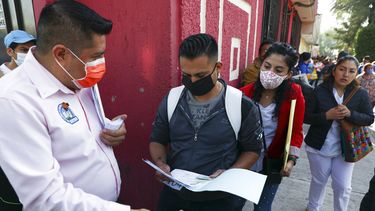 El gobierno mexicano est&aacute; llamando a m&eacute;dicos, enfermeras, auxiliares y otros para que se inscriban para trabajar en el sistema de salud p&uacute;blico mientras se prepara para el pico de la pandemia de coronavirus.&nbsp;