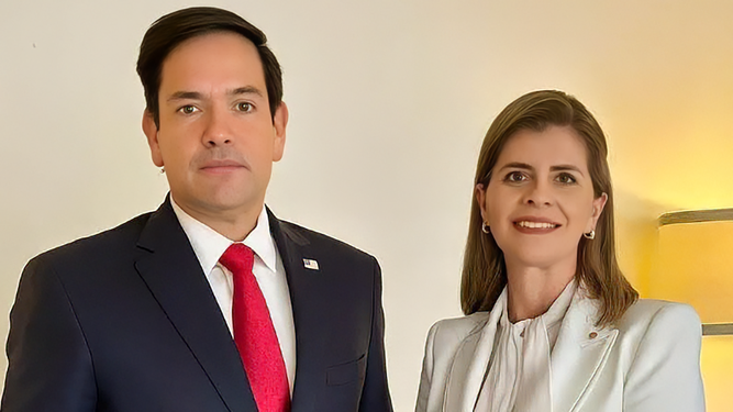 La candidata presidencial costarricense Laura Fernández, junto a Marco Rubio, secretario de Estado de EEUU.