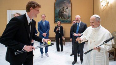El Papa León XIV (derecha) sonríe junto con el tenista italiano Jannik Sinner en el Vaticano, el 14 de mayo de 2025.