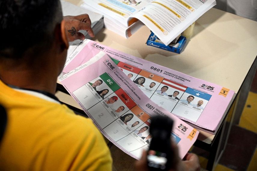 Un trabajador electoral maneja papeletas en un colegio electoral durante las elecciones generales en Tegucigalpa, el 30 de noviembre de 2025.&nbsp;