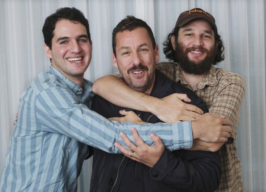 En esta foto del nueve de septiembre del 2019, Adam Sandler, en el centro, astro de la pel&iacute;cula Uncut Gems, posa con los codirectores Benny (izquierda) y Josh Safdie en el Hotel St. Regis de Toronto, durante el Festival Internacional de Cine de Toronto.