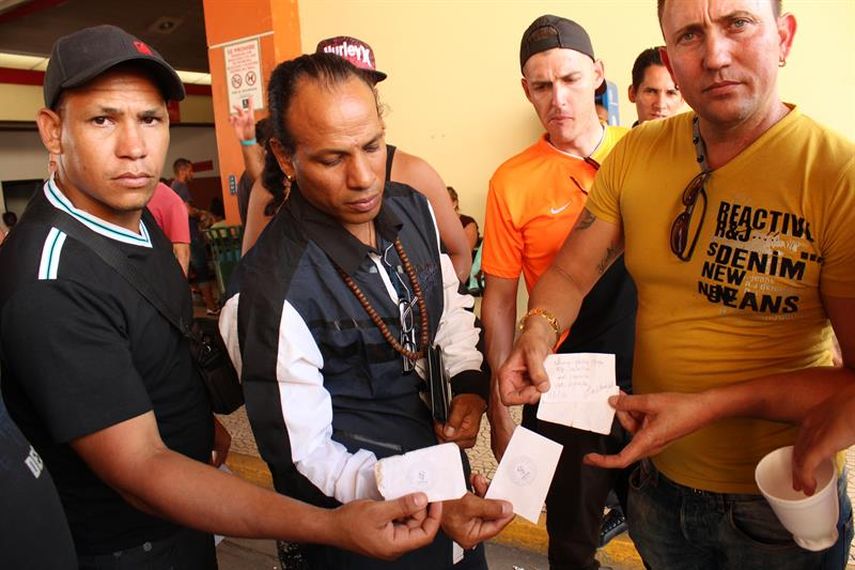 Tres migrantes cubanos en Panamá reclaman no haber sido incluidos en la lista de los que viajarán hasta México en un vuelo directo organizado entre ambos países para abrir paso a quienes quedaron varados tras el cierre de las fronteras de Nicaragua y C