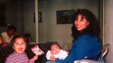 En una imagen sin fechar, Melissa Lucio sostiene a su hija Mariah, junto a una de sus otras hijas, Adriana.&nbsp;