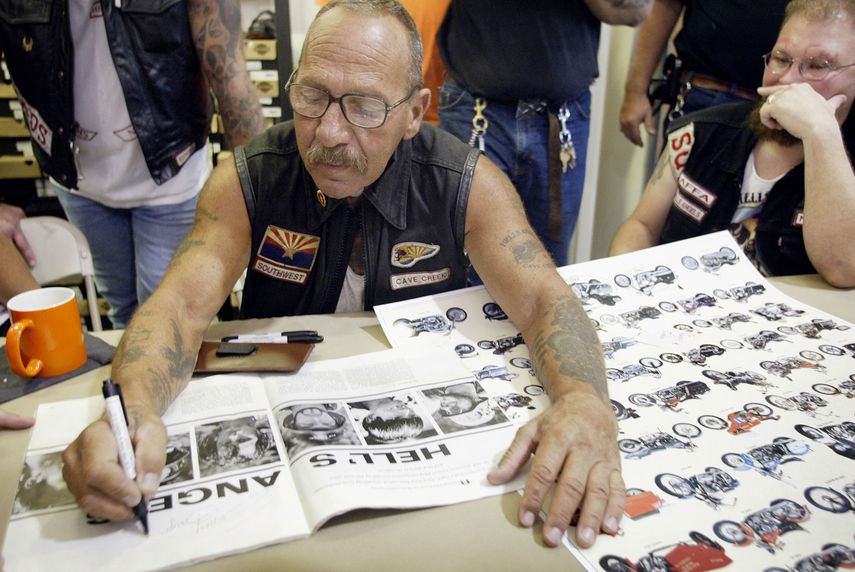 En esta foto de archivo tomada el 22 de agosto de 2003, Ralph Sonny Barger, fundador del club de motociclistas Hells Angels de Oakland, California, autografía una copia de la revista Post durante un evento en un concesionario de motocicletas Harley-Davidson en Quincy, Illinois.