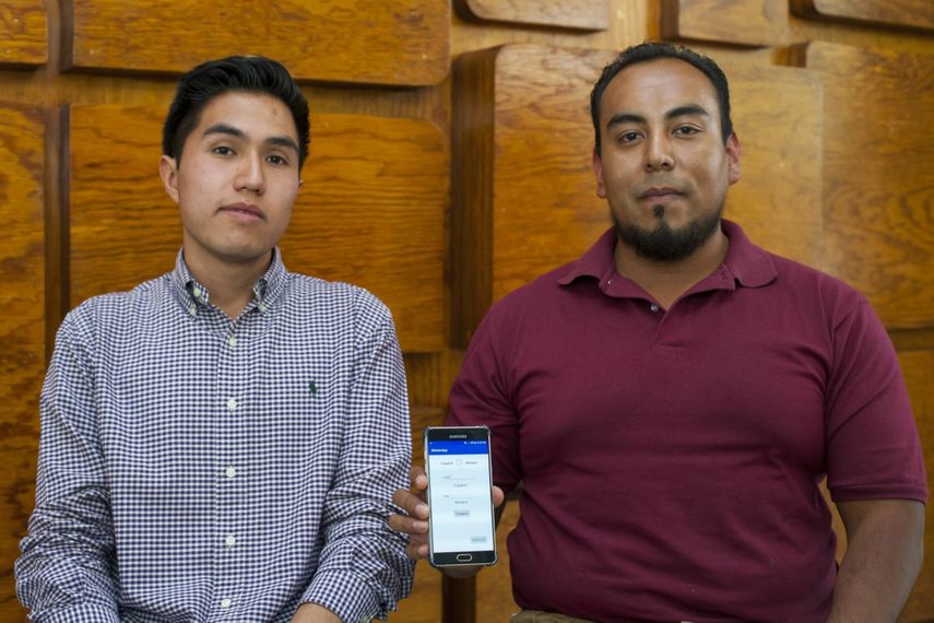 Dos estudiantes del instituto mientras muestran su aplicación que permite traducir de español a mixteco, en Ciudad de México.