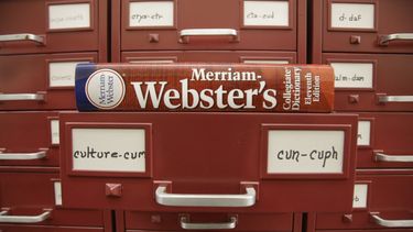 Un diccionario Merriam-Webster sobre un cajón de citas en las oficinas de la editorial del diccionario en Springfield, Massachusetts. Auténtico es la palabra del año 2023 según Merriam-Webster