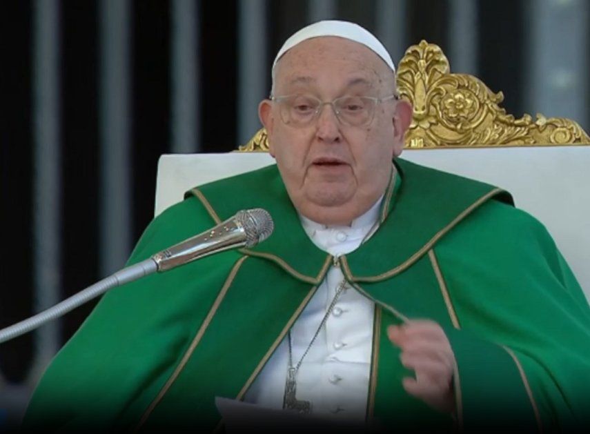 El Papa Francisco interrumpe la lectura de su homilía por dificultades en la respiración.