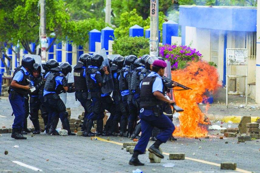El Gobierno es señalado de armar con fusiles de guerra y revólveres a grupos de apoyo.