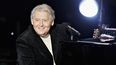 En esta foto de archivo tomada el 25 de octubre de 2005, el músico Jerry Lee Lewis actúa en el escenario durante el tributo musical I Walk The Line: A Night For Johnny Cash en el Teatro Pantages en Los Ángeles, California.