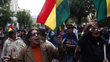 Manifestantes antigubernamentales marchan contra la reelección del presidente Evo Morales en La Paz, Bolivia, el miércoles 6 de noviembre de 2019. 