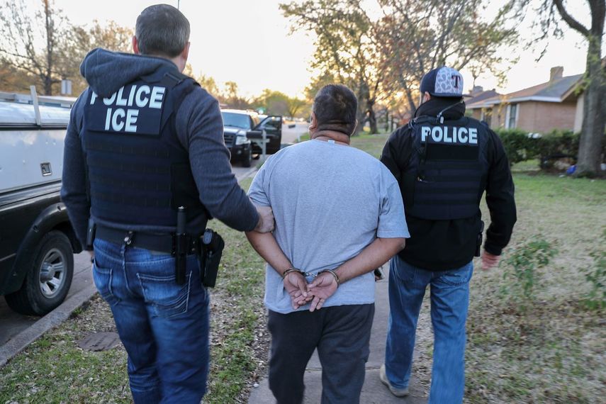 Agentes del Servicio de Inmigración y Control de Aduanas de Estados Unidos (ICE), durante un operativo contra inmigrantes irregulares.&nbsp;