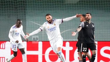 Karim Benzema del Real Madrid celebra tras anotar en el triunfo de su equipo ante el Sheriff Tiraspol en encuentro del Grupo D de la Liga de Campeones