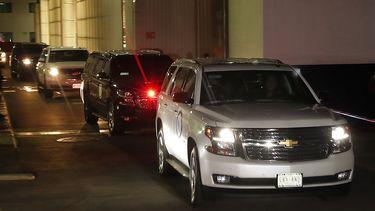 Una camioneta que transporta a Emilio Lozoya, exdirector de la petrolera estatal mexicana y acusado de recibir sobornos millonarios, encabeza una caravana de veh&iacute;culos al partir del aeropuerto internacional Benito Ju&aacute;rez en la Ciudad de M&eacute;xico, en los primeros minutos del viernes 17 de julio de 2020.&nbsp;