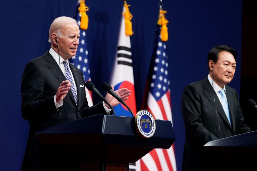 Los presidentes de Estados Unidos Joe Biden (izquierda) y de Corea del Sur Yoon Suk Yeol ofrecen una conferencia de prensa el sábado 21 de mayo de 2022, en Seúl.&nbsp;