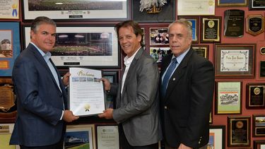 El actor cubano Carlos Garín recibe la proclama en la oficina del comisionado Bruno Barreiro. (FOTO: ALVATO MATA)