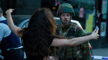 Un soldado registra a una mujer en el exterior de la Estación Central de trenes tras un atentado terrorista neutralizado este martes 20 de junio de 2017, en Bruselas.
