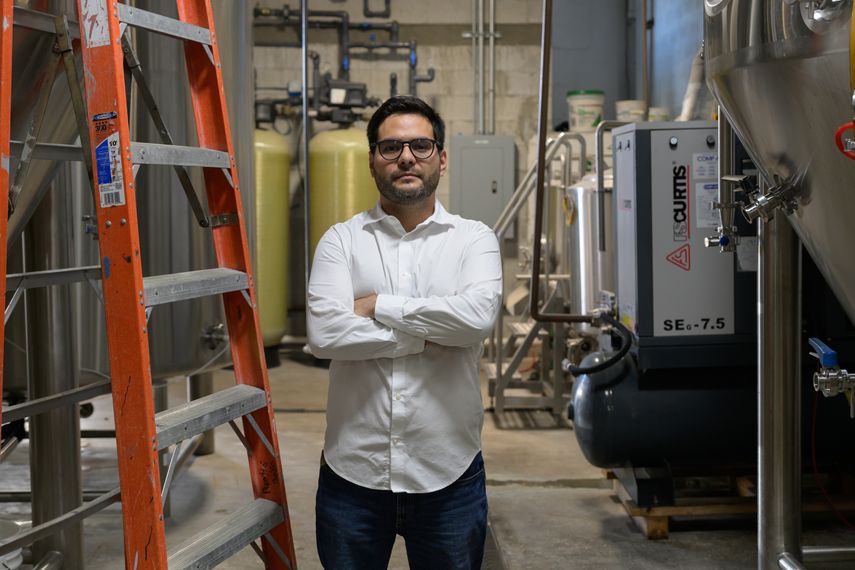 Carlos de la Rosa, quien es el director de operaciones de Waterfront Brewery.