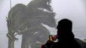 Un hombre transmite en vivo mientras las ráfagas del huracán Ian golpean Punta Gorda, Florida, el 28 de septiembre de 2022