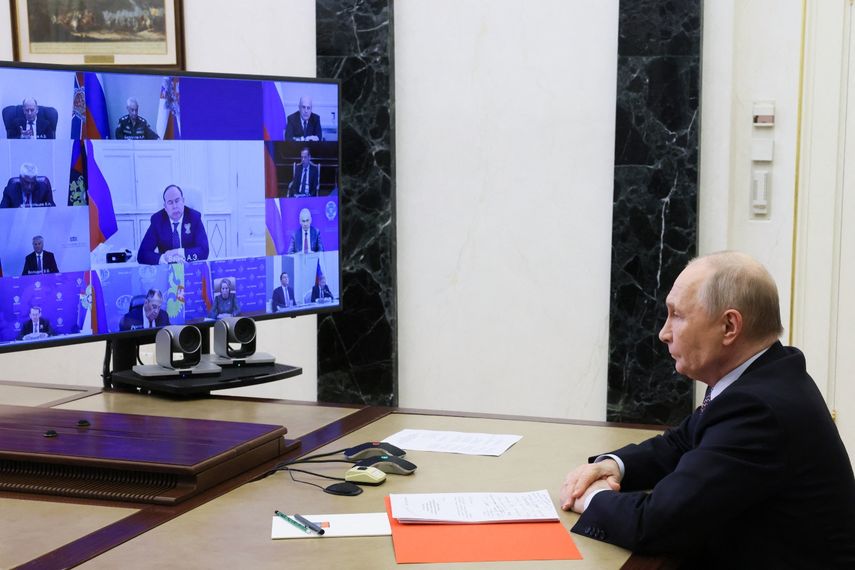 En esta fotografía distribuida por la agencia estatal rusa Sputnik, el presidente de Rusia, Vladimir Putin, preside una reunión del Consejo de Seguridad por videoconferencia en Moscú el 8 de mayo de 2026.