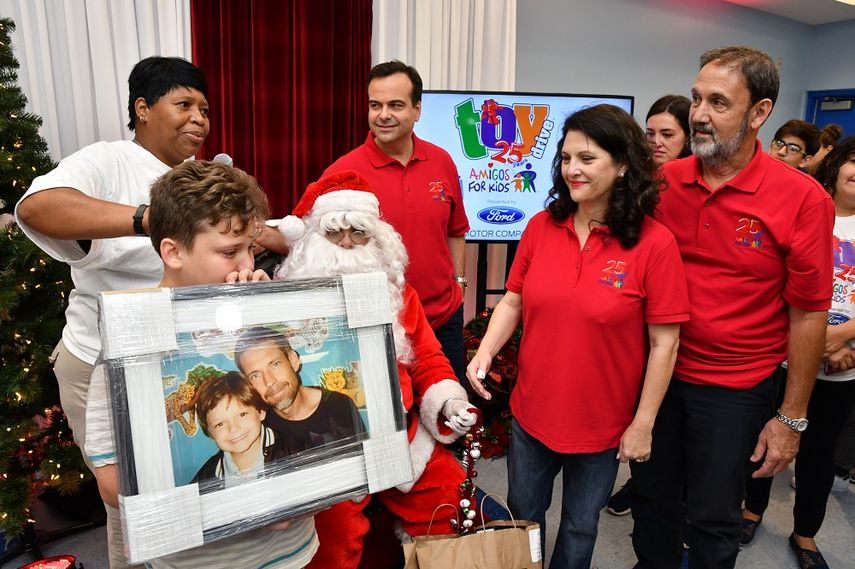 El sueño de este pequeño era una misión imposible: abrazar a su papá que está en el cielo, pero Amigos For Kids Holiday Toy Caravan logró un momento especialmente emotivo al entregarle esta fotografía de ambos como regalo.