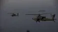Helicópteros AH-64 Apaches del Ejército de Estados Unidos sobrevuelan el Estrecho de Ormuz durante una operación de patrullaje. Los soldados están proporcionando una presencia visible en apoyo a la libertad de navegación.