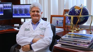 El galeno y profesor de la Universidad de Miami aboga por el desarrollo de la medicina cardiovascular.