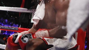 En esta imagen del s&aacute;bado 5 de mayo de 2012, Floyd Mayweather&nbsp; en su esquina entre rounds durante la pelea de campeonato mundial de peso welter ante Miguel Cotto, en Las Vegas.