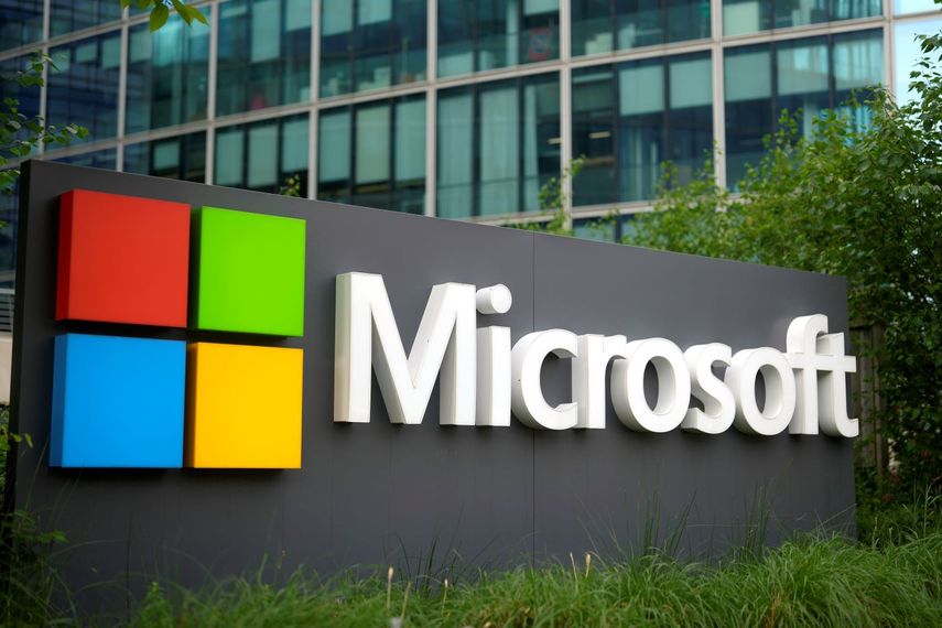 El logotipo de Microsoft afuera de su sede en Issy-les-Moulineaux, en las afueras de París.