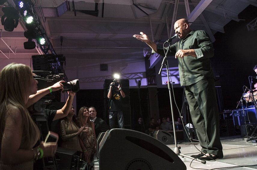 Oscar de León puso el toque musical a esta celebración aniversaria del Doral News. (J.J. Blanco)