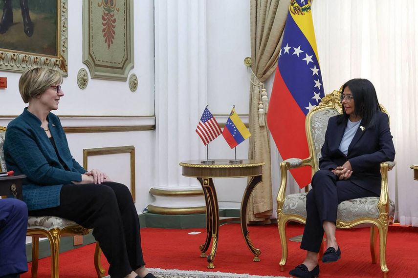 Esta imagen, difundida por la Presidencia de Venezuela, muestra a la presidenta interina de Venezuela, Delcy Rodríguez (derecha), conversando con la nueva jefa de la misión diplomática de Estados Unidos para Venezuela, Laura Dogu, durante una reunión en el Palacio Presidencial de Miraflores en Caracas el 2 de febrero de 2026. &nbsp;