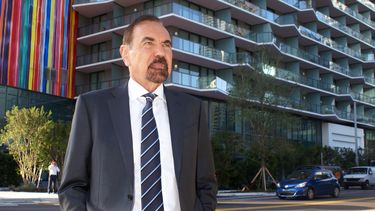 Jorge Pérez, CEO y presidente del Related Group, posa frente a a SLS Brickell.