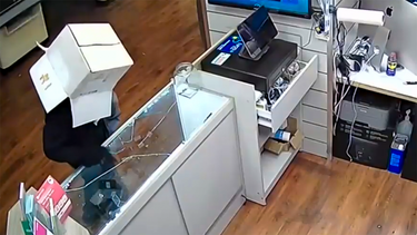 El individuo que entró a otra de las tiendas del dueño del local asaltado en Hollywood se cubrió la cabeza con una caja.